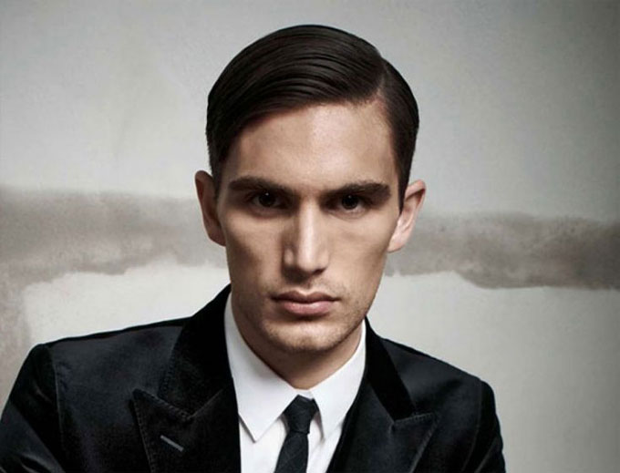 Side Part với tóc mái được chải ép thẳng