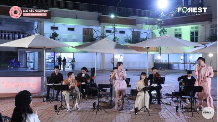 Giữa đại lộ đông tây lyric