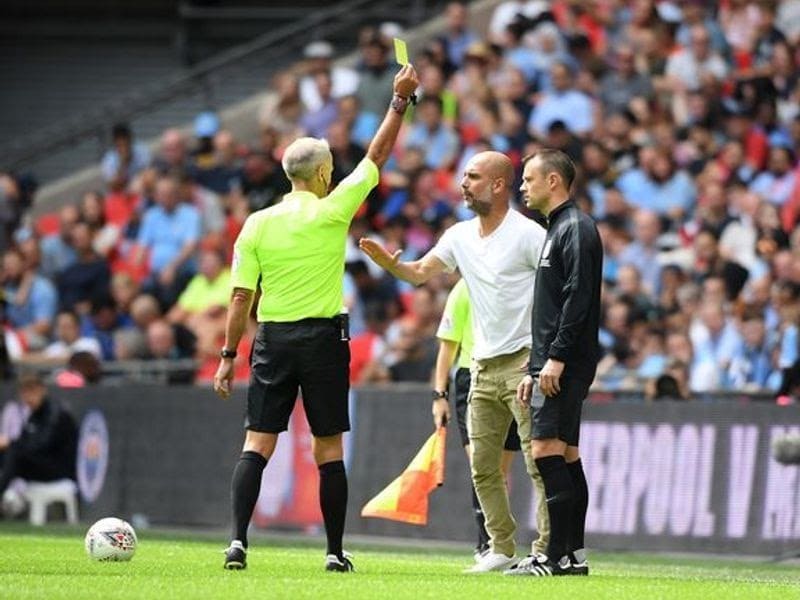 Thẻ vàng trong bóng đá là gì? Ý nghĩa của việc nhận thẻ vàng