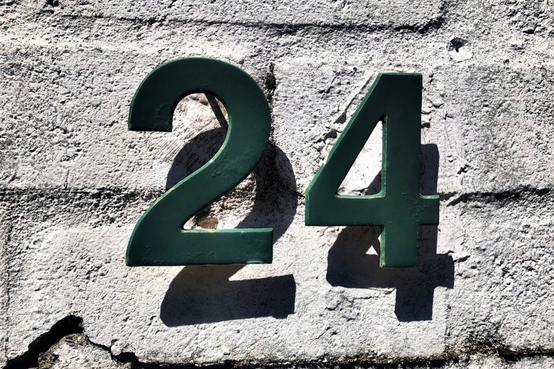 Số 24 Có Ý Nghĩa Gì? Giải Mã Con Số Của Sự Cân Bằng & Cơ Hội