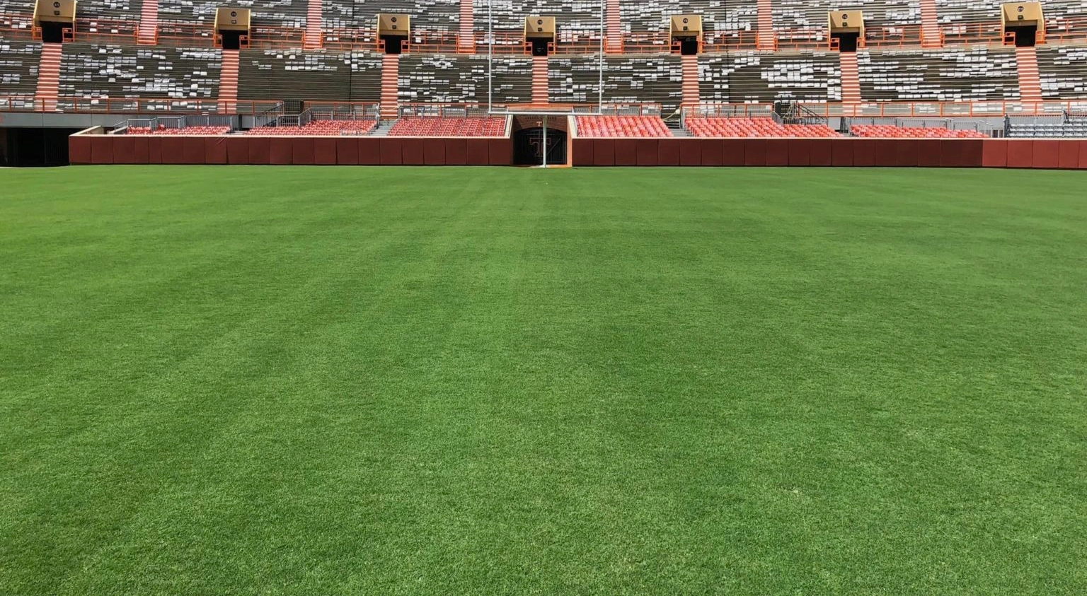 Thi Công Sân Bóng Đá Cỏ Tự Nhiên - Giống Cỏ Chất Lượng Cao