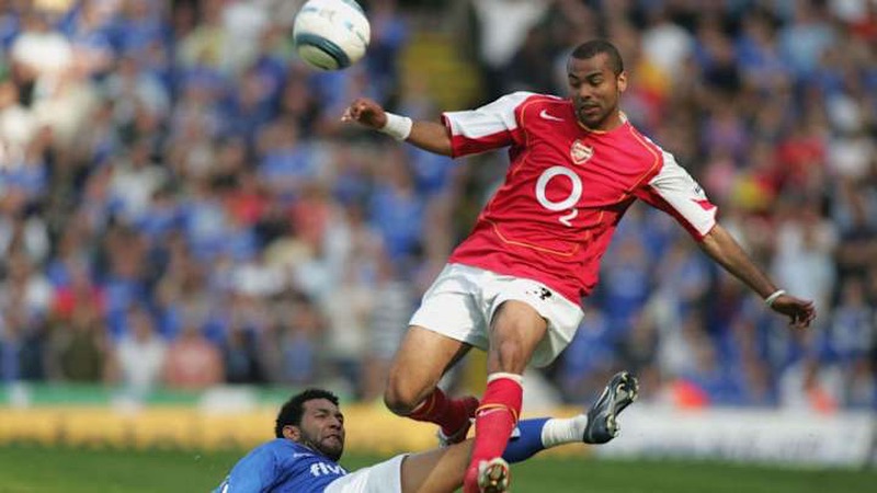 Cầu thủ Ashley Cole từng là một tài năng sáng giá của Arsenal Cầu thủ Ashley Cole - Từ tài năng trẻ Arsenal đến huyền thoại thế giới