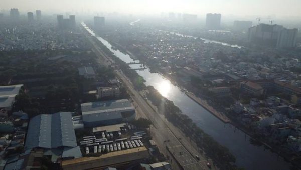 Ô nhiễm bầu trời TP HCM: Đừng để ô nhiễm làm giảm đi vẻ đẹp của bầu trời Thành phố Hồ Chí Minh. Bức hình này đưa ra thông điệp về tình trạng ô nhiễm nhưng cũng tuyệt đẹp với ánh sáng trăng tạo nên một màn trình diễn mờ ám đầy bí ẩn.