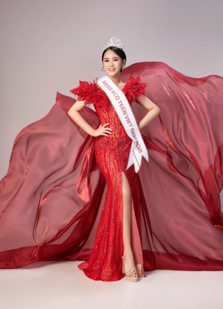 Váy áo thi Miss Grand của Thùy Tiên từ bản vẽ đến thực tế - TrueID